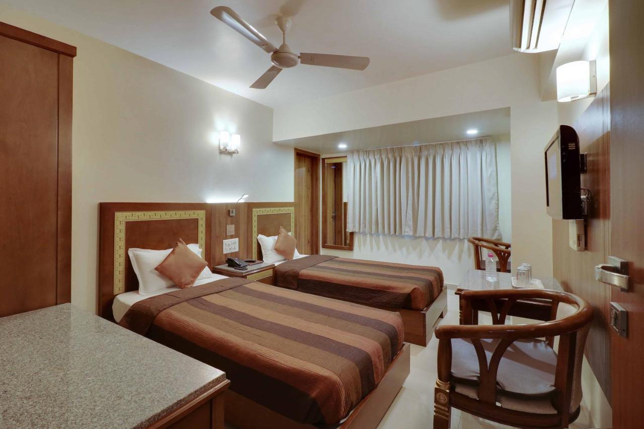 Hotel Centra アーメダバード エクステリア 写真