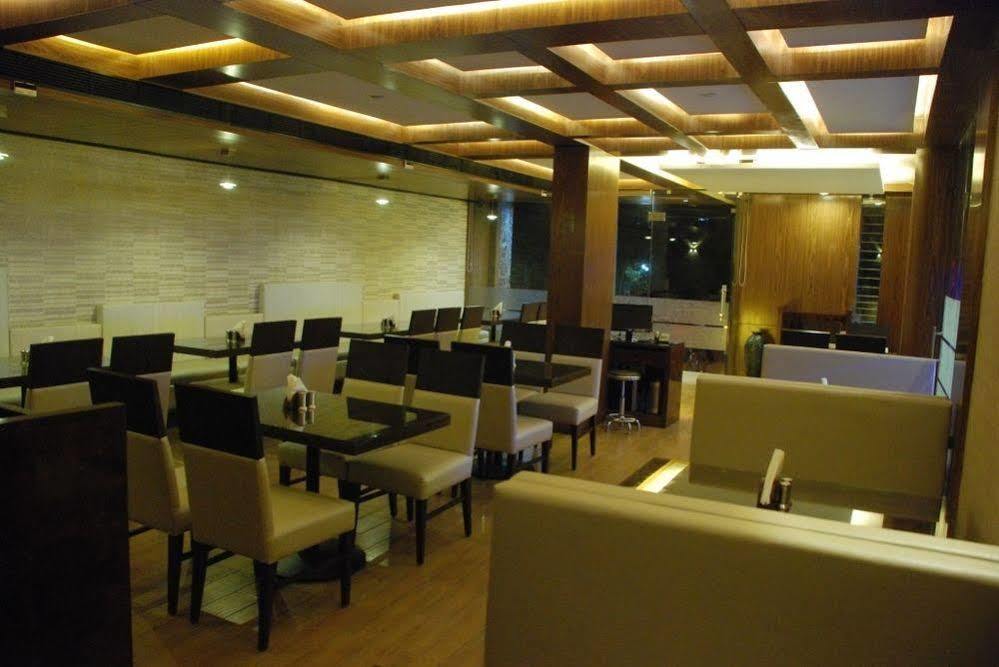 Hotel Centra アーメダバード エクステリア 写真